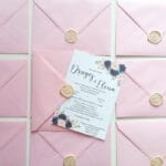 Invitația de nuntă navy & blush combină eleganța sofisticată a nuanței navy cu delicatețea și romantismul tonurilor de blush.