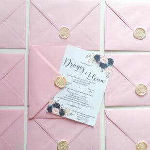 Invitația de nuntă navy & blush combină eleganța sofisticată a nuanței navy cu delicatețea și romantismul tonurilor de blush.