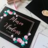 invitatie cu fundal negru, flori si sigiliu
