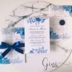 invitatie cu flori albastre, hartie de calc si sisigliu sau panglica dublu satinata