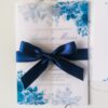 invitatie cu flori albastre, hartie de calc si sisigliu sau panglica dublu satinata