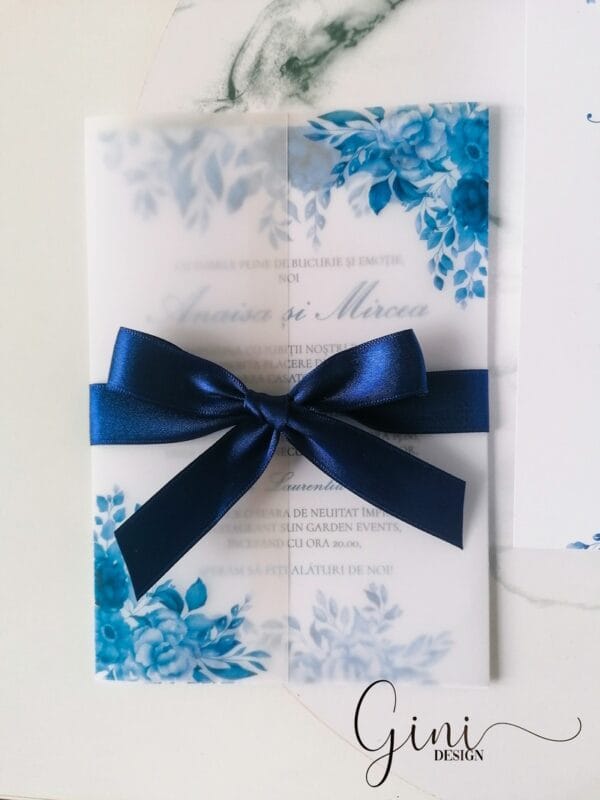 invitatie cu flori albastre, hartie de calc si sisigliu sau panglica dublu satinata