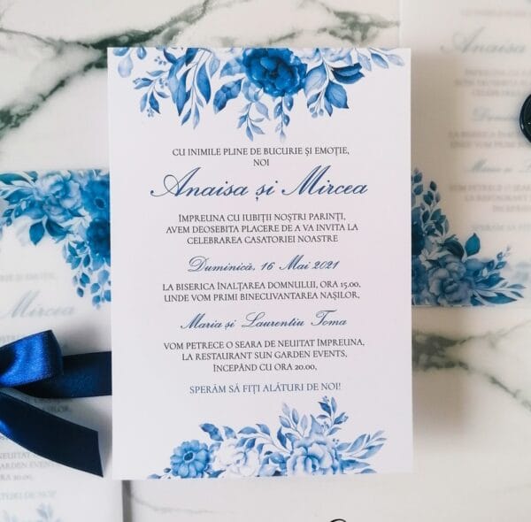 invitatie cu flori albastre, hartie de calc si sisigliu sau panglica dublu satinata
