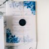 invitatie cu flori albastre, hartie de calc si sisigliu sau panglica dublu satinata