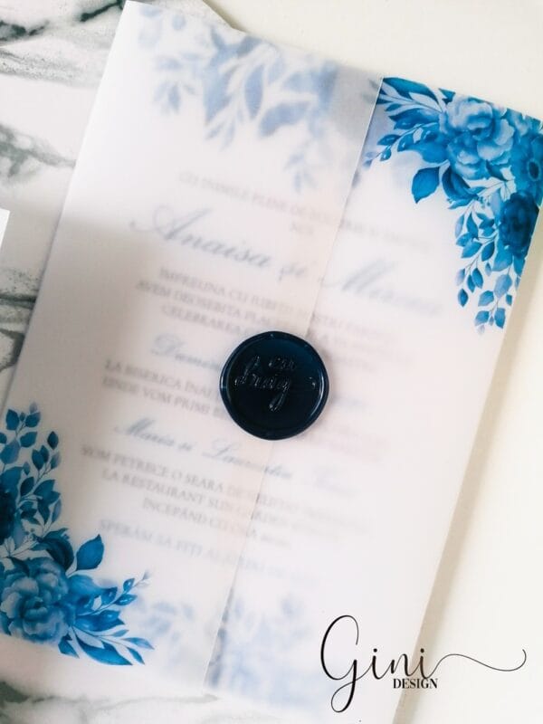 invitatie cu flori albastre, hartie de calc si sisigliu sau panglica dublu satinata