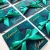 invitație verde smarald cu fundă