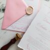 invitație nuntă roz pastel cu sigiliu