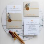 invitatie de nunta cu sigiliu cu flori uscate, model gri