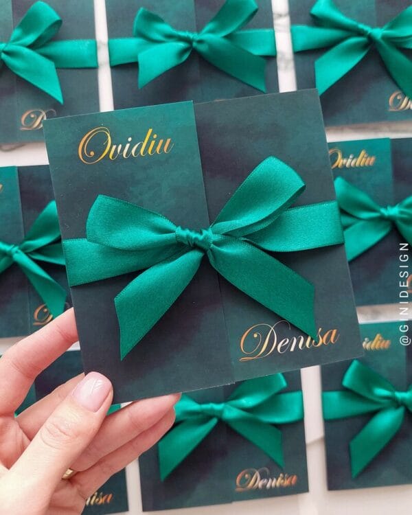 invitație verde smarald cu fundă