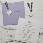 invitatie de nunta cu lavanda, sigiliu cu flori uscate, lila, mov