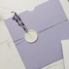 invitatie de nunta cu lavanda, sigiliu cu flori uscate, lila, mov