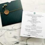 Invitatie nunta verde smarald cu sigiliu si flori uscate