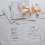 invitație de botez iepuras, invitatie de botez iepuraș roz, invitașie de botez iepuras și balon, invitație de botez cu panglică