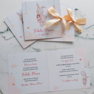 invitație de botez iepuras, invitatie de botez iepuraș roz, invitașie de botez iepuras și balon, invitație de botez cu panglică