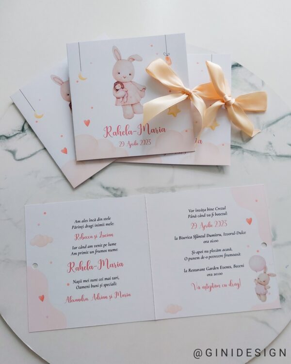 invitație de botez iepuras, invitatie de botez iepuraș roz, invitașie de botez iepuras și balon, invitație de botez cu panglică