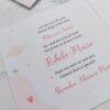 invitație de botez iepuras, invitatie de botez iepuraș roz, invitașie de botez iepuras și balon, invitație de botez cu panglică
