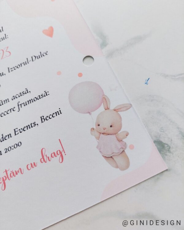 invitație de botez iepuras, invitatie de botez iepuraș roz, invitașie de botez iepuras și balon, invitație de botez cu panglică