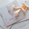 invitație de botez iepuras, invitatie de botez iepuraș roz, invitașie de botez iepuras și balon, invitație de botez cu panglică
