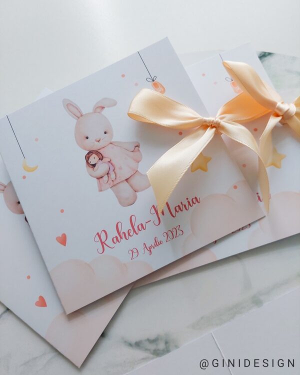 invitație de botez iepuras, invitatie de botez iepuraș roz, invitașie de botez iepuras și balon, invitație de botez cu panglică
