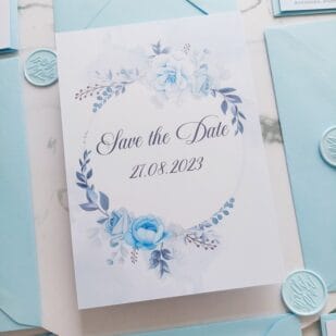invitatie de nunta cu flori albastre si sigiliu
