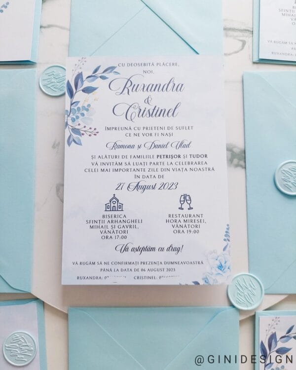 invitatie de nunta cu flori albastre si sigiliu