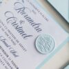 invitatie de nunta cu flori albastre si sigiliu