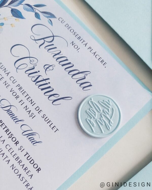 invitatie de nunta cu flori albastre si sigiliu