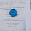 invitație de nuntă bleu albastră cu monogramă florală și sigiliu de ceară