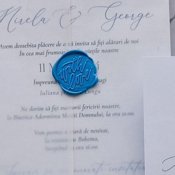 invitație de nuntă bleu albastră cu monogramă florală și sigiliu de ceară