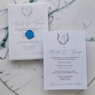 invitație de nuntă bleu albastră cu monogramă florală și sigiliu de ceară