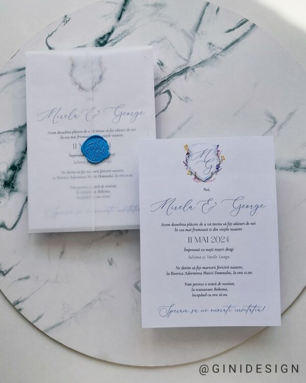 invitație de nuntă bleu albastră cu monogramă florală și sigiliu de ceară
