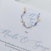 invitație de nuntă bleu albastră cu monogramă florală și sigiliu de ceară