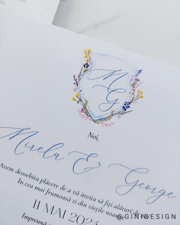 invitație de nuntă bleu albastră cu monogramă florală și sigiliu de ceară