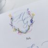 invitație de nuntă bleu albastră cu monogramă florală și sigiliu de ceară