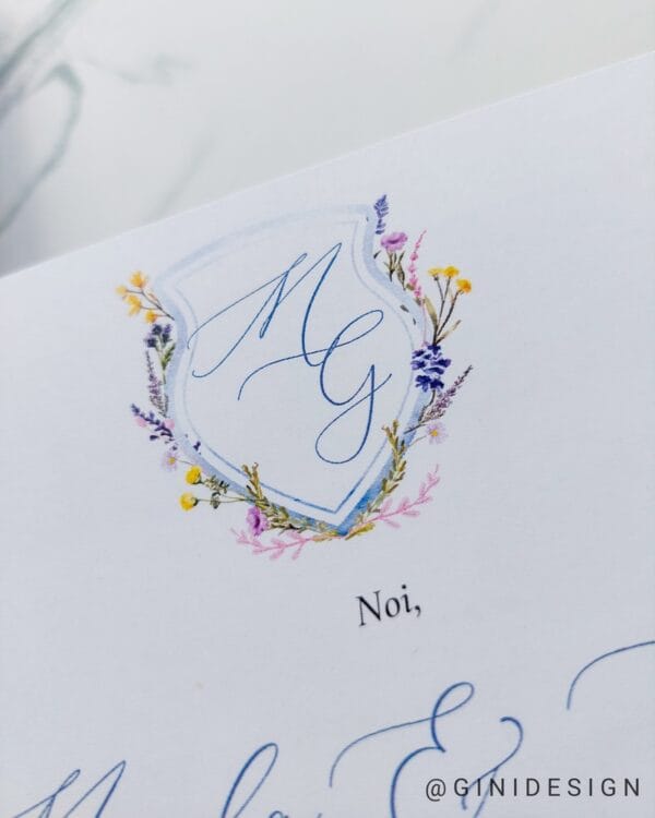 invitație de nuntă bleu albastră cu monogramă florală și sigiliu de ceară