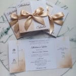invitatie de nunta crem bej cu panglica