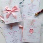 invitatie botez ursulet roz, invitatie de botez cu sigiliu, invitatie de botez cu panglică, invitație cu ursuleț si baloane, invitație cu baloane