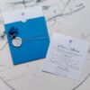 invitatie albastra si sigiliu cu flori uscate