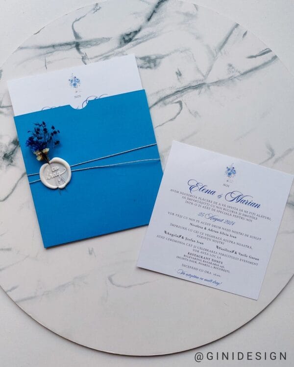 invitatie albastra si sigiliu cu flori uscate