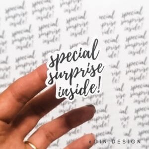stikcer die-cut, sticker taiat pe contur, sticker adeziv surprise
