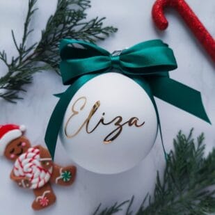 Glob personalizat cu nume alb