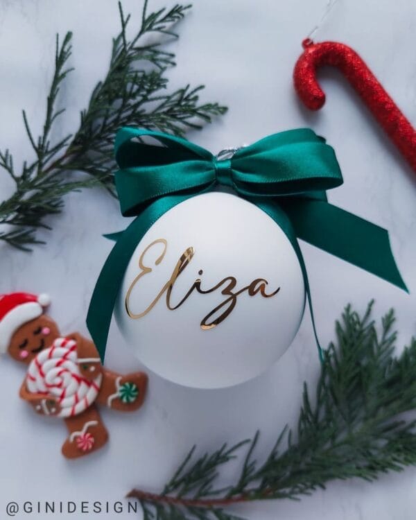 Glob personalizat cu nume alb