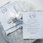 invitație nuntă vintage cu sigiliu, panglică de mătase și foiță aurie