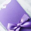 Invitație nuntă coroniță liliac cu panglică dublu satinată și plic manual