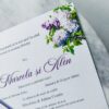 invitație nuntă liliac și sigiliu cu flori uscate