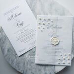 Invitație nuntă perle și folio auriu, cu sigiliu și învelis de calc