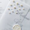 Invitație nuntă perle și folio auriu, cu sigiliu și învelis de calc
