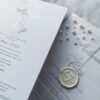 Invitație nuntă perle și folio auriu, cu sigiliu și învelis de calc