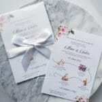 invitație nuntă colorată cu panglică și program de nuntă