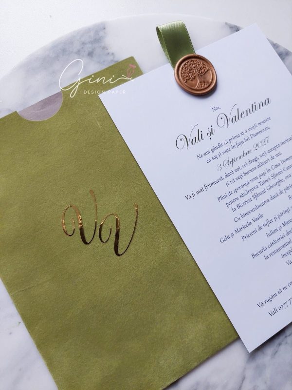 invitație nuntă cu catifea verde olive, sigiliu și panglică satinată